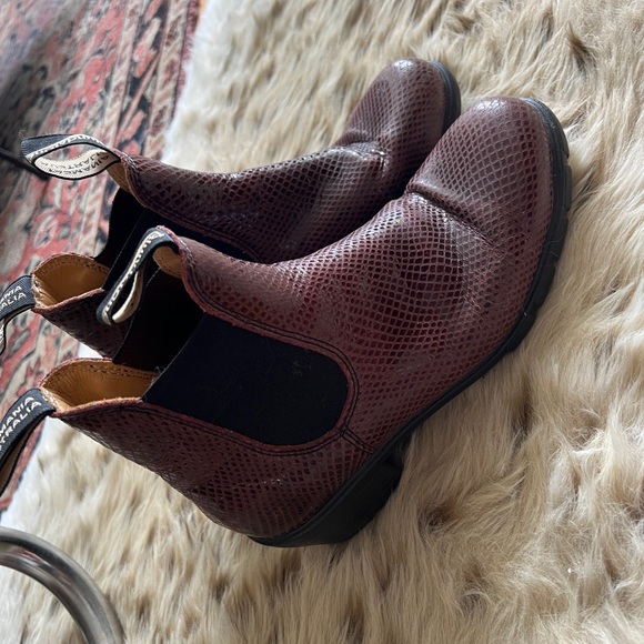 Blundstone Burgundy Heeled Lizard Boot - 8 - Picture 2 of 9